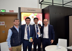 Stand de Plus Berries, grupo de empresas productoras de fresa, arándanos, moras, frambuesas, frutas de hueso y brócoli.